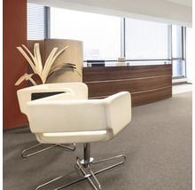 Scéna recepcie s recepciou a kancelárskou stoličkou