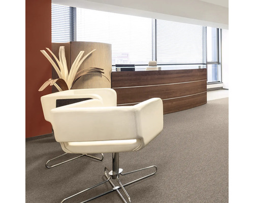 Scéna recepcie s recepciou a kancelárskou stoličkou