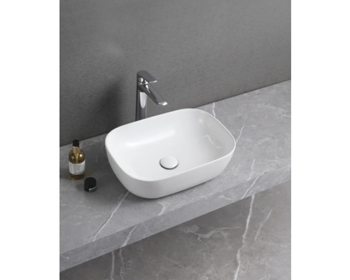 Keramické umývadlo na doske s vodovodnou batériou