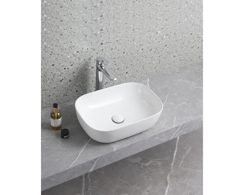 Keramické umývadlo na doske s vodovodnou batériou