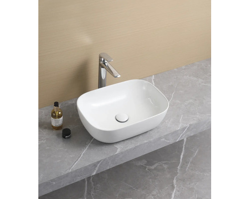 Keramické umývadlo na doske s vodovodnou batériou