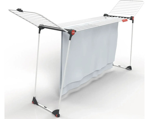 Sušiak na bielizeň s rozloženou bielizňou