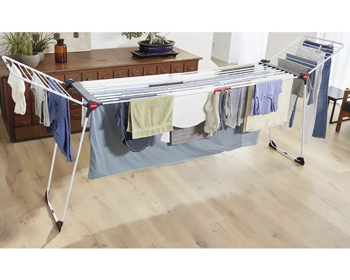 Sušiak na bielizeň s bielizňou v interiéri