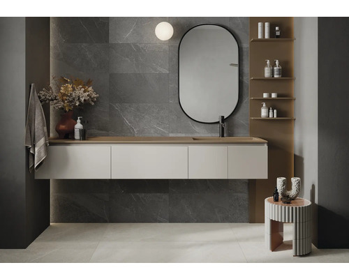 Moderná kúpeľňa s umývadlom, zrkadlom a nástennými policami