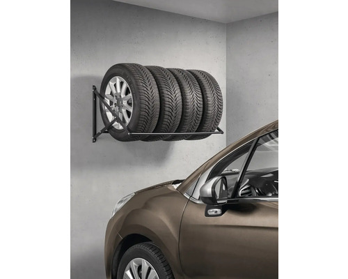 Nástenný držiak so štyrmi pneumatikami v garáži s autom