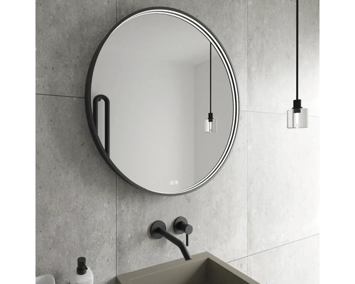 Moderná kúpeľňa s okrúhlym zrkadlom, umývadlom a osvetlením