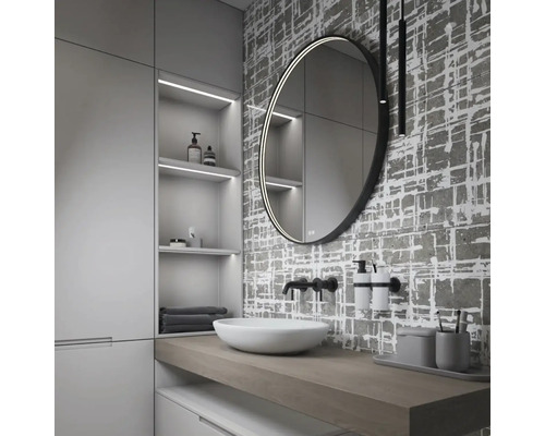 Moderná kúpeľňa s umývadlom, zrkadlom a úložným priestorom