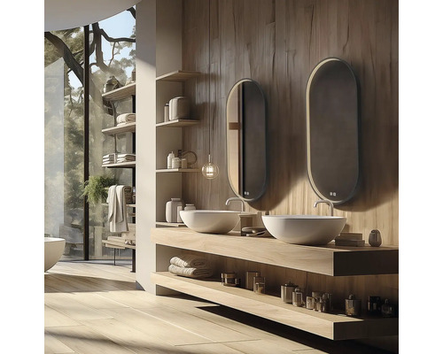 Svetlá kúpeľňa s umývadlami, zrkadlami a drevenými policami