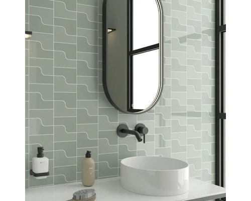 Moderná kúpeľňa s obkladmi, zrkadlom a umývadlom