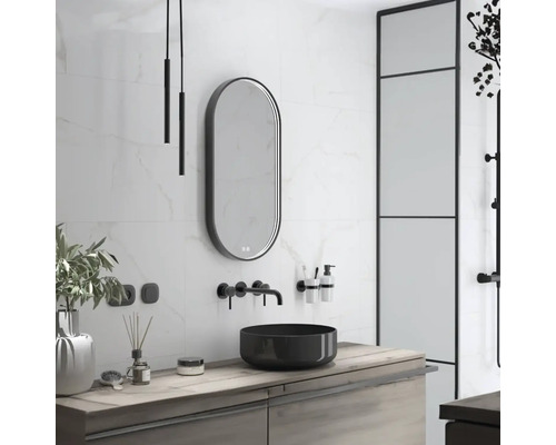 Moderná kúpeľňa s umývadlom, umývadlovou misou, zrkadlom a osvetlením