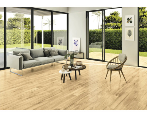 Svetlá obývacia izba s pohovkou, kreslom, konferenčnými stolíkmi a drevenou podlahou