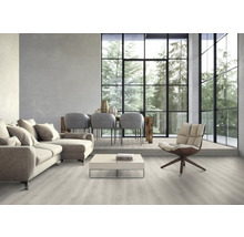 Svetlá obývacia izba s pohovkou, stoličkami, stolom a veľkým oknom s výhľadom na stromy.