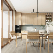 Svetlá jedáleň s dreveným kuchynským kútom, jedálenským stolom a stoličkami.