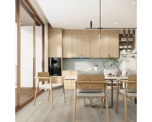 Svetlá jedáleň s dreveným kuchynským kútom, jedálenským stolom a stoličkami.