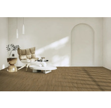 Svetlá obývacia izba s kreslom, stolom a drevenou podlahou