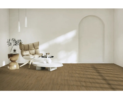 Svetlá obývacia izba s kreslom, stolom a drevenou podlahou