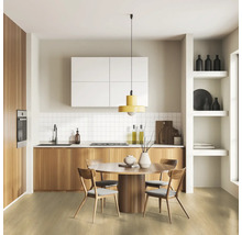 Svetlá kuchyňa s drevenými akcentmi, jedálenský stôl a závesné svietidlo