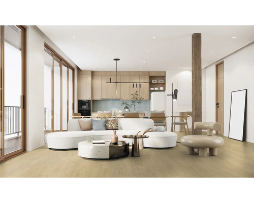 Svetlá obývacia izba s pohovkou, konferenčným stolíkom, stoličkou a kuchynským kútom.