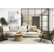 Obývacia izba s pohovkou, stolom a dekoráciou vo svetlom dizajne