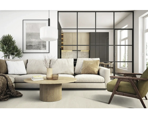 Obývacia izba s pohovkou, stolom a dekoráciou vo svetlom dizajne