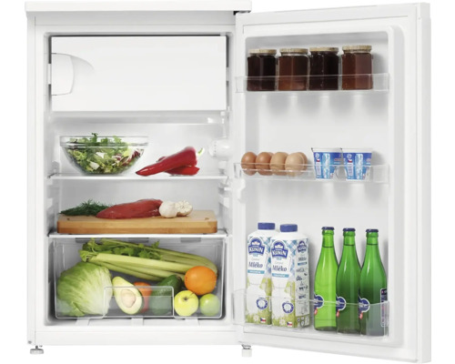 Otvorená chladnička plná potravín, ako je zelenina, ovocie, mliečne výrobky a konzervy