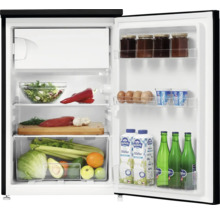 Otvorená chladnička s potravinami