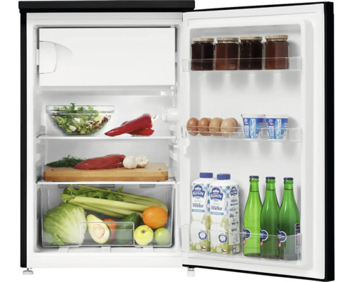 Otvorená chladnička s potravinami