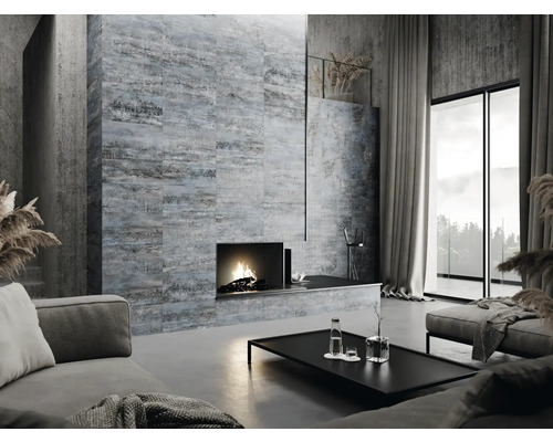 Obývacia izba s krbom, pohovkou, stolom a obloženou stenou s betónovým vzhľadom.