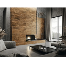 Svetlá obývacia izba s obloženou stenou, krbom a moderným nábytkom.