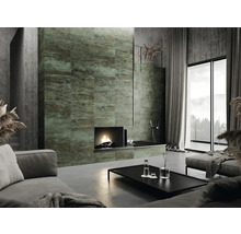 Moderná obývacia izba s krbom a obkladovými dlaždicami s kamenným vzhľadom pre štýlové prostredie