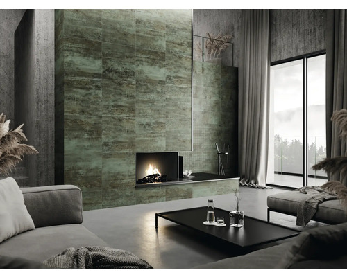 Moderná obývacia izba s krbom a obkladovými dlaždicami s kamenným vzhľadom pre štýlové prostredie