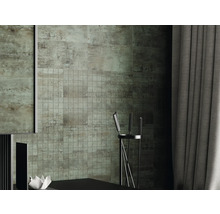 Pohľad do miestnosti s obkladovými dlaždicami v rôznych formátoch a textúrovaným povrchom.