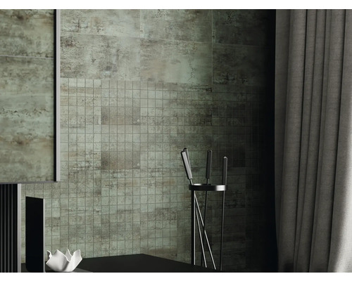 Pohľad do miestnosti s obkladovými dlaždicami v rôznych formátoch a textúrovaným povrchom.