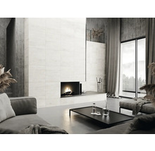 Svetlá obývacia izba s moderným krbom a veľkými dlaždicami