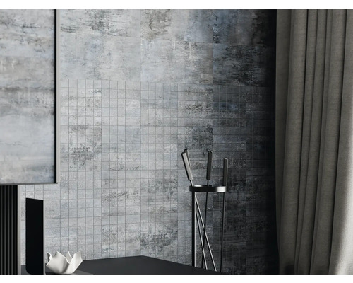 Moderný pohľad do izby s obkladom stien v mozaikovom vzhľade a závesom