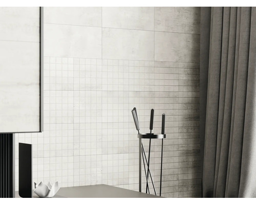 Tlmená scéna s obloženými stenami, krbovým náradím a závesmi.