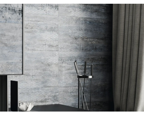 Dizajn steny s obdĺžnikovými dlaždicami vo vzhľade kameňa a závesom