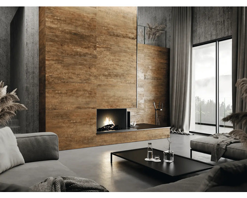 Obývacia izba s pohovkou, konferenčným stolíkom, krbom a obloženou stenou