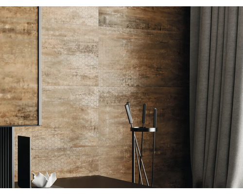 Nástenná dekorácia s keramickými obkladmi vo vzhľade dreva a šesťuholníkovými vzormi.