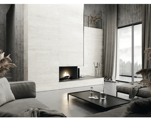 Obývacia izba s krbom, obloženou stenou, pohovkou a oknom pre moderné obytné prostredie.