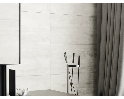 Obkladové dlaždice v kúpeľni so závesmi a krbovým náradím