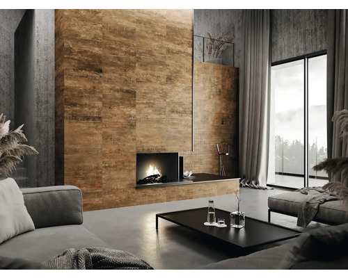 Obývacia izba s obloženou stenou, krbom a moderným nábytkom.