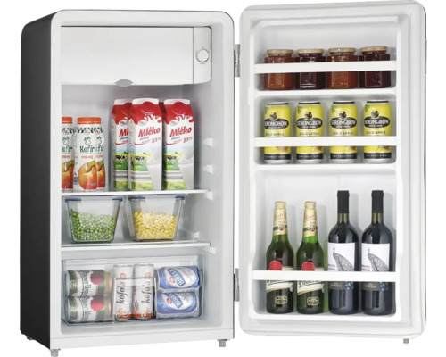 Otvorená chladnička plná nápojov a potravín