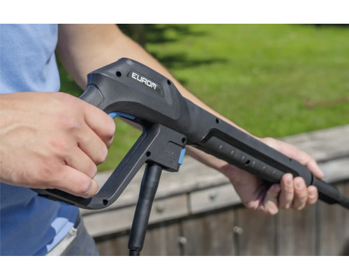 Pištoľ tlakovej umývačky v ruke