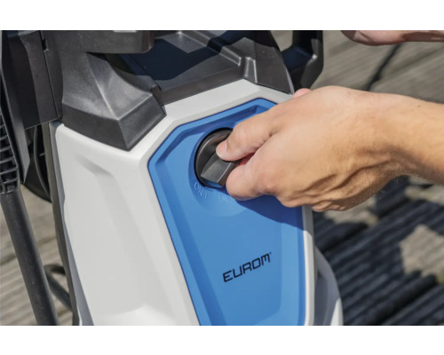 V prevádzke vysokotlakový čistič Eurom s otočným gombíkom