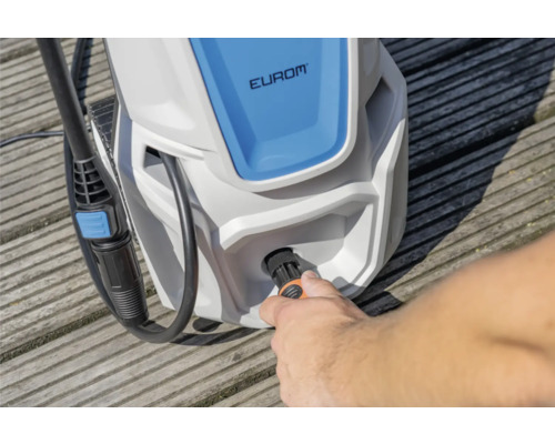 Muž pripája hadicu k vysokotlakovému čističu Eurom.