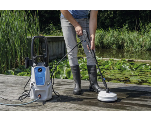 Vysokotlakový čistič s čističom plôch používaný na drevenej terase
