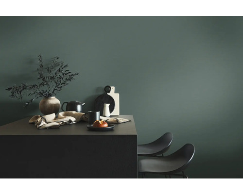 Zátišie s vázou, riadom a stoličkami pred farebnou stenou