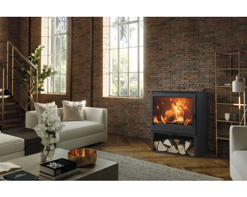 Obývacia izba s kachľami, polenami a tehlovou stenou