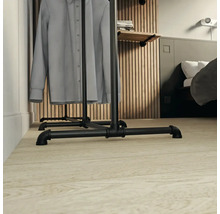 Stojan na šaty s košeľou v spálni